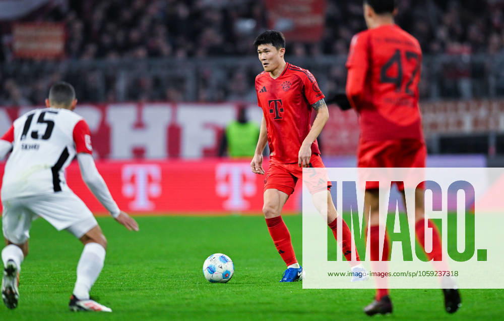 Min-Jae Kim (FC Bayern Muenchen) in Aktion waehrend des Spiels der 1. Bundesliga zwischen FC Bayern München und Eintracht Frankfurt, Allianz Arena am 23. February 2025 in München, Deutschland. (Foto von Silas Schüller DeFodi Images) +++ Min-Jae Kim (FC Bayern Muenchen) controls the ball during the Bundesliga match between FC Bayern München and Eintracht Frankfurt at Allianz Arena on February 23, 2025 in Munich, Germany. (Photo by Silas Schüller DeFodi Images) DFL regulations prohibit any use of photographs as image sequences and or quasi-video. (Photo by Silas Schueller DeFodi Images)