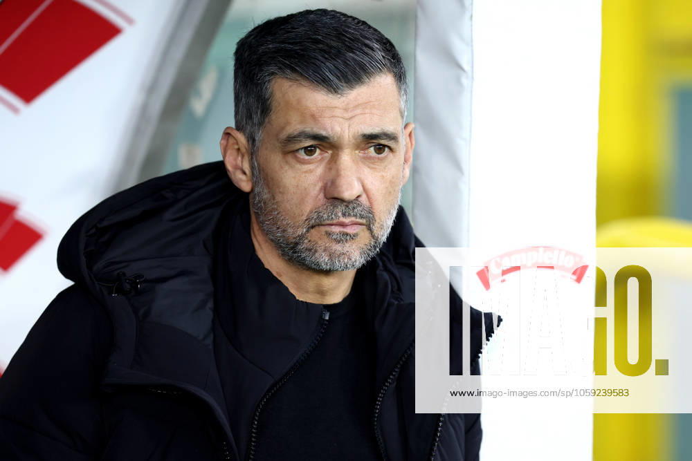 Torino Fc vs AC Milan Sergio Conceicao, head coach of Ac Milan looks on during the Serie A football match beetween Torino Fc and AC Milan at Stadio Olimpico on February 22, 2025 in Turin, Italy . Torino Stadio Grande Torino Italy