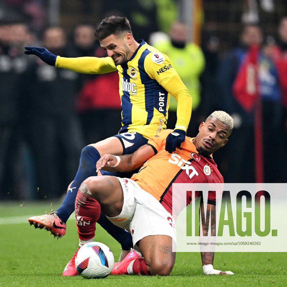 ISTANBUL - (l-r) Dusan Tadic of Fenerbahce SK, Mario Rene Junior Lemina of Galatasaray SK during the Turkish Superlig match between Galatasaray and Fenerbahce at the Ali Sami Yen Spor Kompleksi stadium on Feb. 24, 2025 in Istanbul, Turkey. ANP Hollandse Hoogte Turkish Super League 2024 25 ANPxSportx xGerritxvanxKeulenxIVx 520841307 originalFilename: 520841307