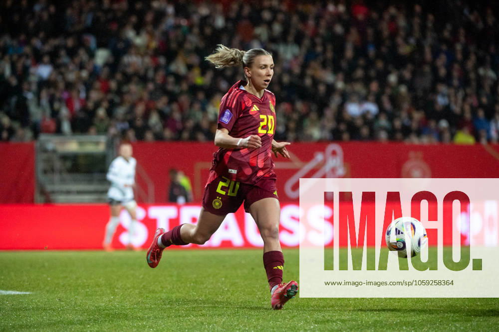 Elisa Senß (Deutschland, 20) am Ball, GER, Deutschland vs Oesterreich, Frauen Fussball Nationalmannschaft, UEFA Womens Nations League, Saison 2024 2025, 25.02.2025 GER, Deutschland vs Oesterreich, Frauen Fussball Nationalmannschaft, UEFA Womens Nations League, Saison 2024 2025, 25.02.2025 Nuernberg