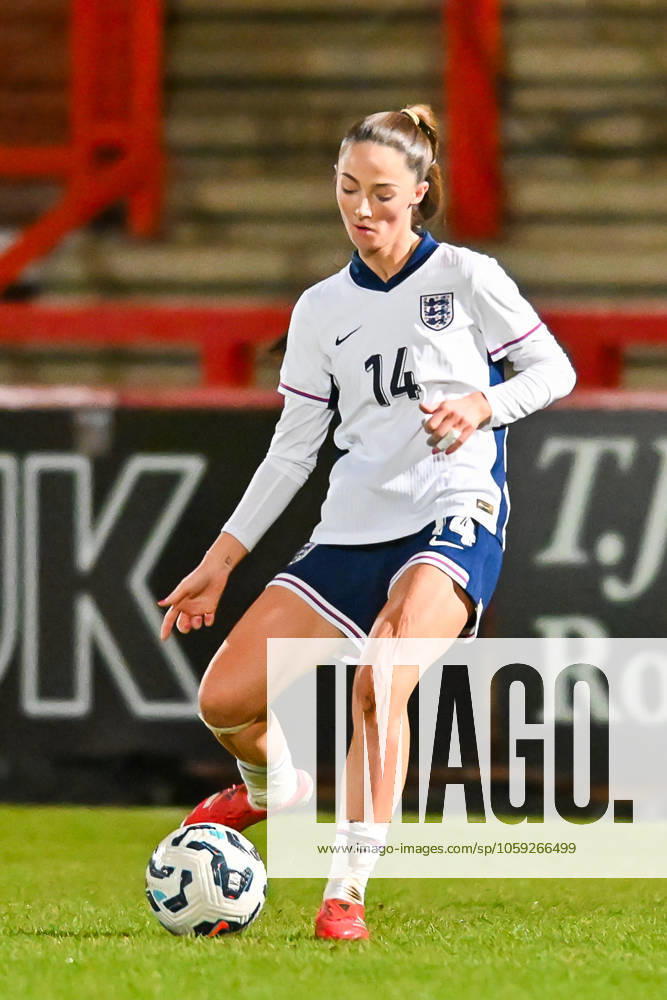 England v France - Women s U23 International Neve Herron, 14, from England, passes the ball during the national team, Nationalteam Friendly Women U-23s match between England and France at the Lamex Stadium in Stevenage, England, on February 25, 2025. Stevenage Hertfordshire United Kingdom