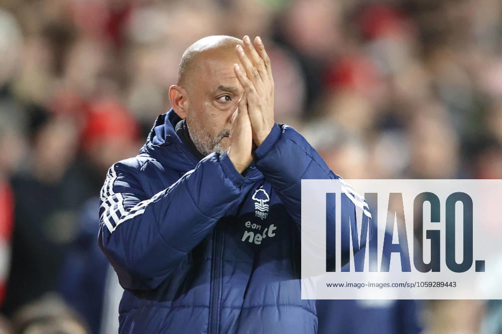 Premier League Nottingham Forest v Arsenal Nuno Espirito Santo manager of Nottingham Forest applauds the fans during the Premier League match Nottingham Forest vs Arsenal at City Ground, Nottingham, United Kingdom, 26th February 2025 (Photo by Alfie Cosgrove News Images) Nottingham City Ground Nottinghamshire United Kingdom