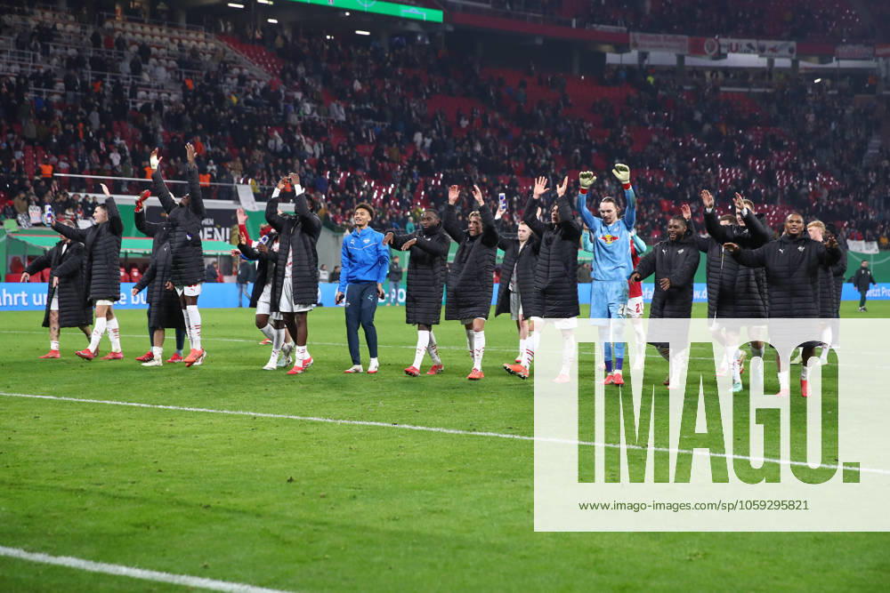 Fussball - DFB Pokal 1 4 Finale, RB Leipzig - VfL Wolfsburg, v.l. Leipzig Jubel ueber den Sieg, Jubel nach Spielende Leipzig