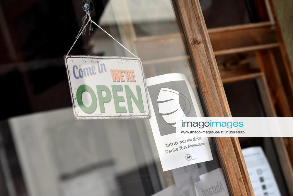 Themenbild: Coronavirus Pandemie Folgen fuer die Gastronomie. Hinweis Betreten nur mit Mundschutz,Maske , Come in- we are open,wir haben geoffnet am Eingang zu einer Bar,Kneipe in Muenchen am 27.10.2020. Ab dem 2.November muss wegen dem Lockdown light die Gastronomie geschlossen bleiben, Schliessung-Folge der Corona Pandemie,Lockdown,Shutdown,Inzidenzwert.