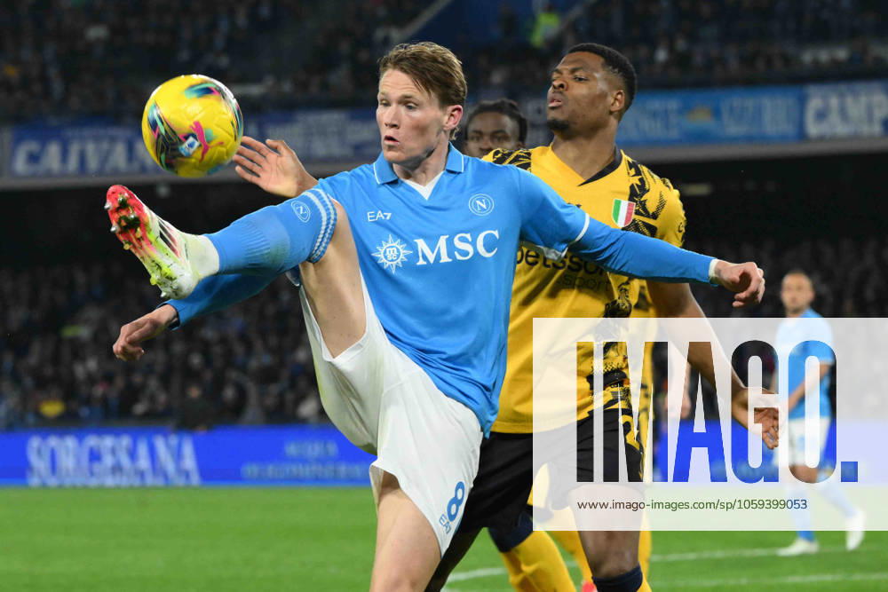 Scott McTominay of SSC Napoli competes for the ball with Denzel Dumfries of FC Internazionale during the Serie A Enelive betwee SSC Napoli vs FC Internazionale at Diego Armado Maradona Stadium