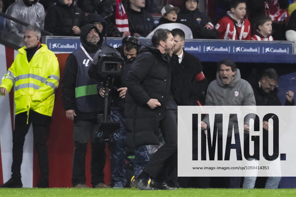 LA LIGA EA Sports - Atletico de Madrid vs Athletic de Bilbao‹ MADRID,SPAIN - 1 March: Head coach of Atletico de Madrid Diego Pablo Simeone celebrates victory during the La Liga 2024 25 match between Atletico de Madrid and Athletic de Bilbao‹ at Riyadh Air Metropolitano Stadium. (Photo by Guillermo Martinez) Madrid Riyadh Air Metropolitano Stadium Spain
