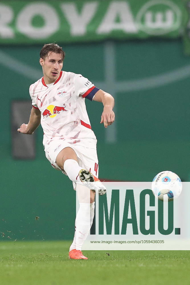 Fussball DFB Pokal 1 4 Finale, RB Leipzig - VfL Wolfsburg, v.l. Willi Orban (Leipzig, 4) Freisteller, Einzelbild, Ganzkoerper, single frame Leipzig
