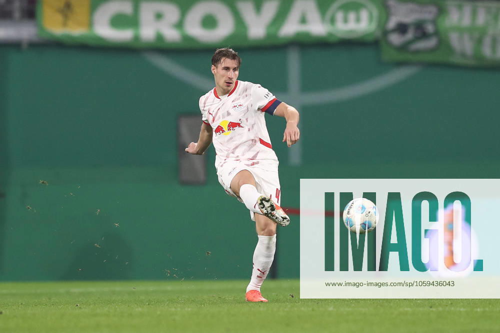Fussball DFB Pokal 1 4 Finale, RB Leipzig - VfL Wolfsburg, v.l. Willi Orban (Leipzig, 4) Freisteller, Einzelbild, Ganzkoerper, single frame Leipzig