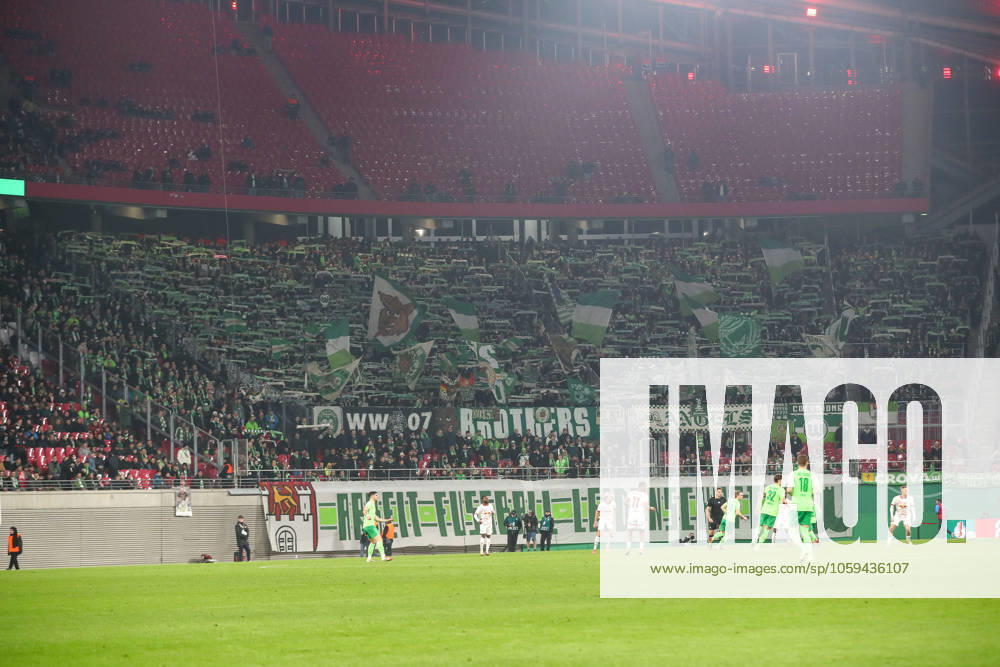 Fussball DFB Pokal 1 4 Finale, RB Leipzig - VfL Wolfsburg, v.l. Symbolfoto, Symbolbild, Symbol Fans, Zuschauer, Publikum, Tribuene Gästefans Leipzig
