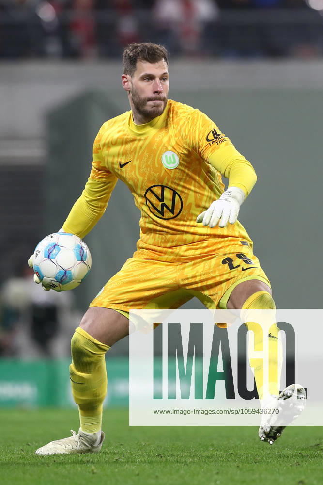 Fussball DFB Pokal 1 4 Finale, RB Leipzig - VfL Wolfsburg, v.l. Marius Mueller (Müller, Wolfsburg, 29) Freisteller, Einzelbild, Ganzkoerper, single frame Leipzig