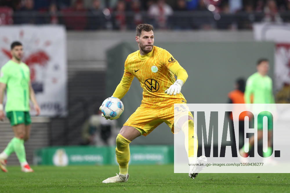 Fussball DFB Pokal 1 4 Finale, RB Leipzig - VfL Wolfsburg, v.l. Marius Mueller (Müller, Wolfsburg, 29) Freisteller, Einzelbild, Ganzkoerper, single frame Leipzig