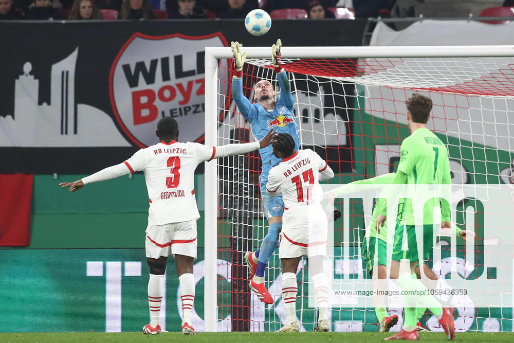 Fussball DFB Pokal 1 4 Finale, RB Leipzig - VfL Wolfsburg, v.l. Maarten Vandevoort (Leipzig, 26) Parade, haelt den Ball, faengt den Ball, pariert Leipzig