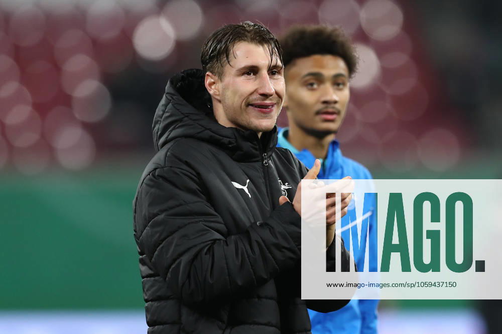 Fussball DFB Pokal 1 4 Finale, RB Leipzig - VfL Wolfsburg, v.l. Willi Orban (Leipzig, 4) Jubel ueber den Sieg, Jubel nach Spielende Leipzig