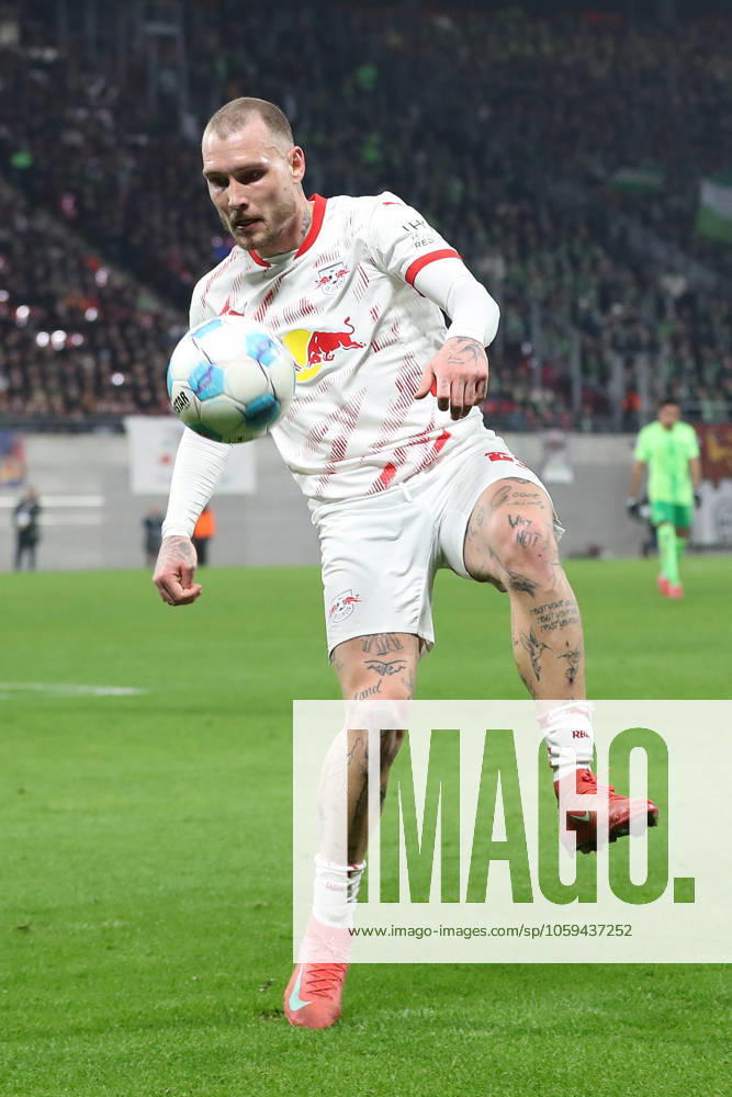 Fussball DFB Pokal 1 4 Finale, RB Leipzig - VfL Wolfsburg, v.l. David Raum (Leipzig, 22) Freisteller, Einzelbild, Ganzkoerper, single frame Leipzig