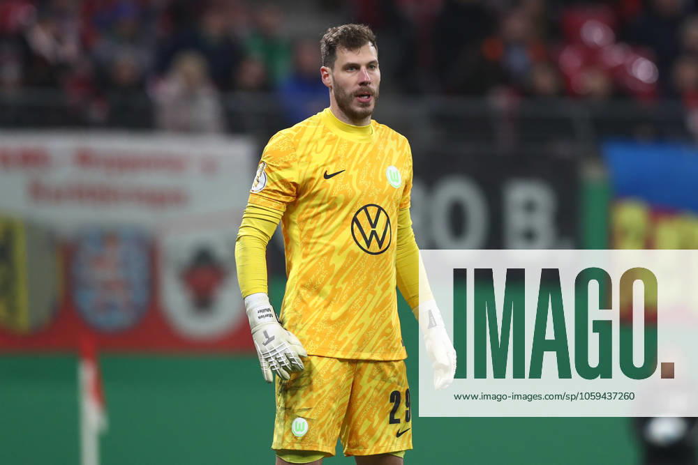 Fussball DFB Pokal 1 4 Finale, RB Leipzig - VfL Wolfsburg, v.l. Marius Mueller (Müller, Wolfsburg, 29) Leipzig