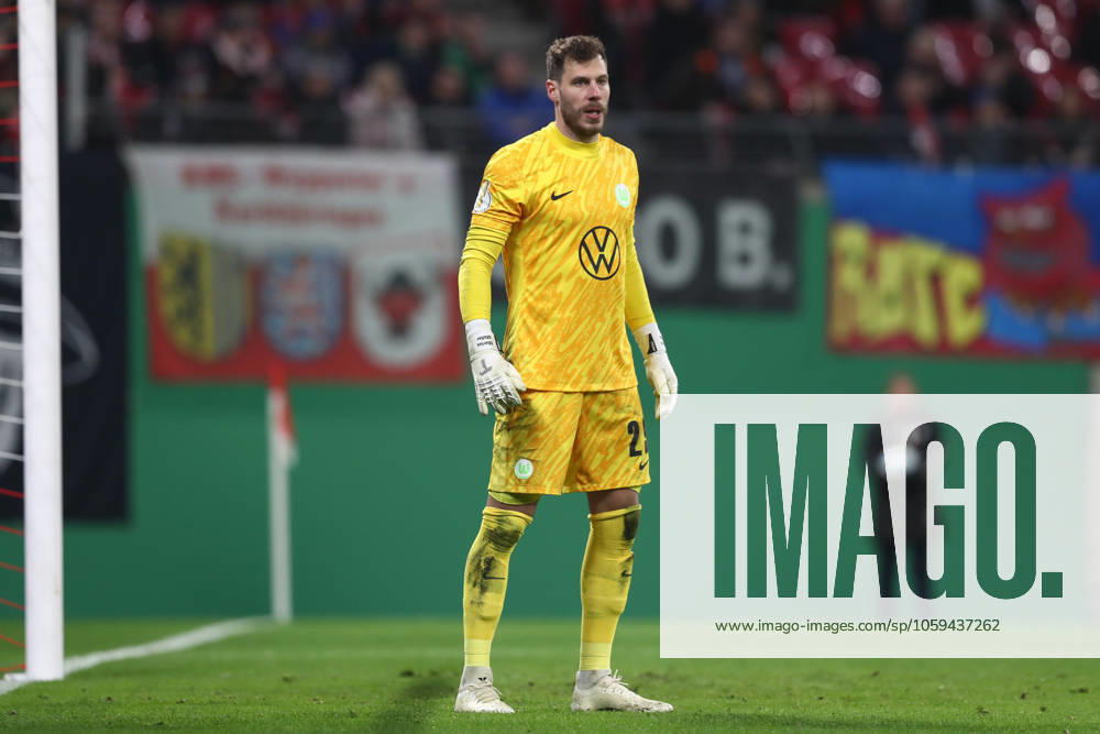 Fussball DFB Pokal 1 4 Finale, RB Leipzig - VfL Wolfsburg, v.l. Marius Mueller (Müller, Wolfsburg, 29) Leipzig