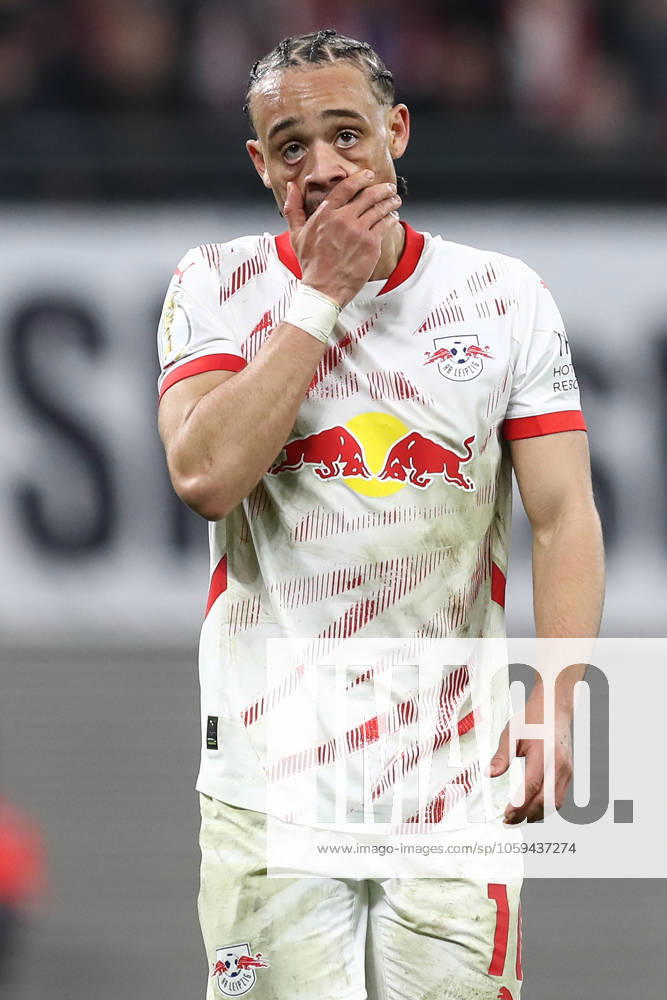 Fussball DFB Pokal 1 4 Finale, RB Leipzig - VfL Wolfsburg, v.l. Xavi Simons (Leipzig, 10) enttaeuscht, enttäuscht, schaut enttaeuscht, niedergeschlagen, disappointed Leipzig
