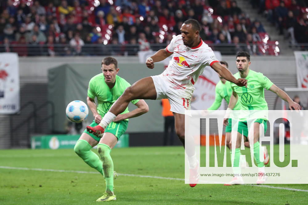 Fussball DFB Pokal 1 4 Finale, RB Leipzig - VfL Wolfsburg, v.l. Lois Openda (Leipzig, 11) schiesst den Ball aufs Tor, Torschuss, Schuss Leipzig
