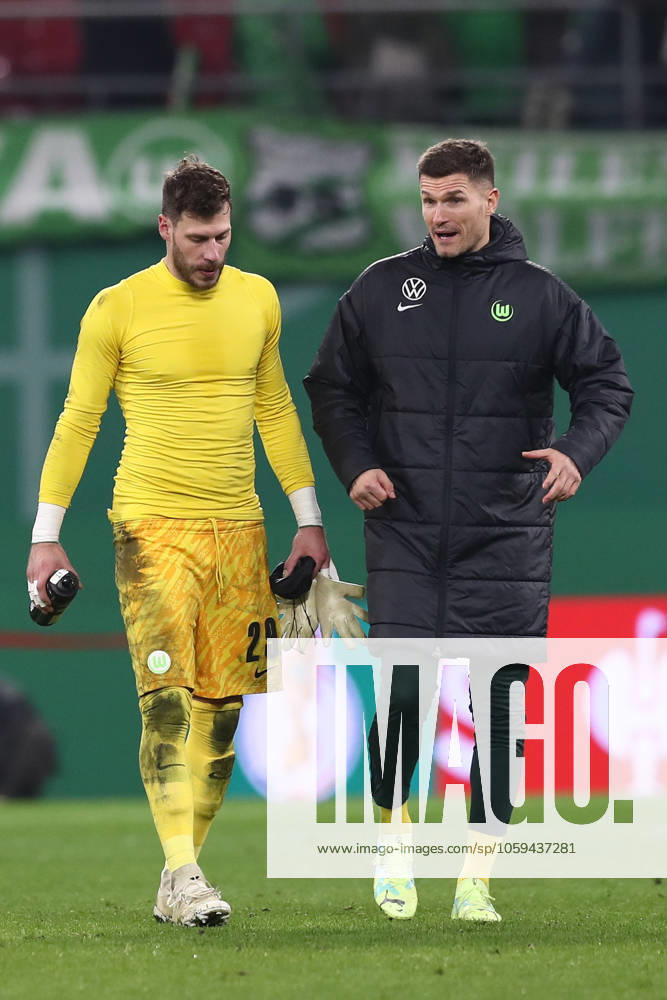 Fussball DFB Pokal 1 4 Finale, RB Leipzig - VfL Wolfsburg, v.l. Marius Mueller (Müller, Wolfsburg, 29), Pavao Pervan (Wolfsburg, 12) Leipzig