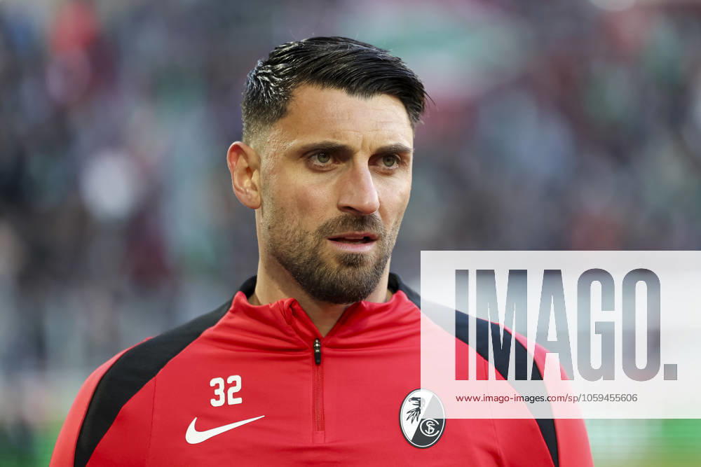 Vincenzo Grifo (SC Freiburg, 32) vor Spielbeginn , Fussball, 1. Bundesliga, 24.Spieltag, 2024 2025, FC Augsburg vs. SC Freiburg, 02.03.2025, WWK Arena, Augsburg, Deutschland DFL REGULATIONS PROHIBIT ANY USE OF PHOTOGRAPHS AS IMAGE SEQUENCES AND OR QUASI-VIDEO. Augsburg WWK Arena Bayern Deutschland