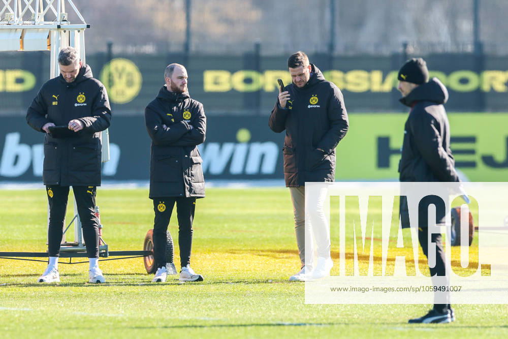Abschlusstraining zum UEFA Champions League Spiel zwischen Borussia Dortmund und OSC Lille, Sportdirektor Sebastian Kehl (Borussia Dortmund) telefoniert, Dortmund Trainingsgelände Borussia Dortmund NRW Deutschland xRHR-FOTO DEx