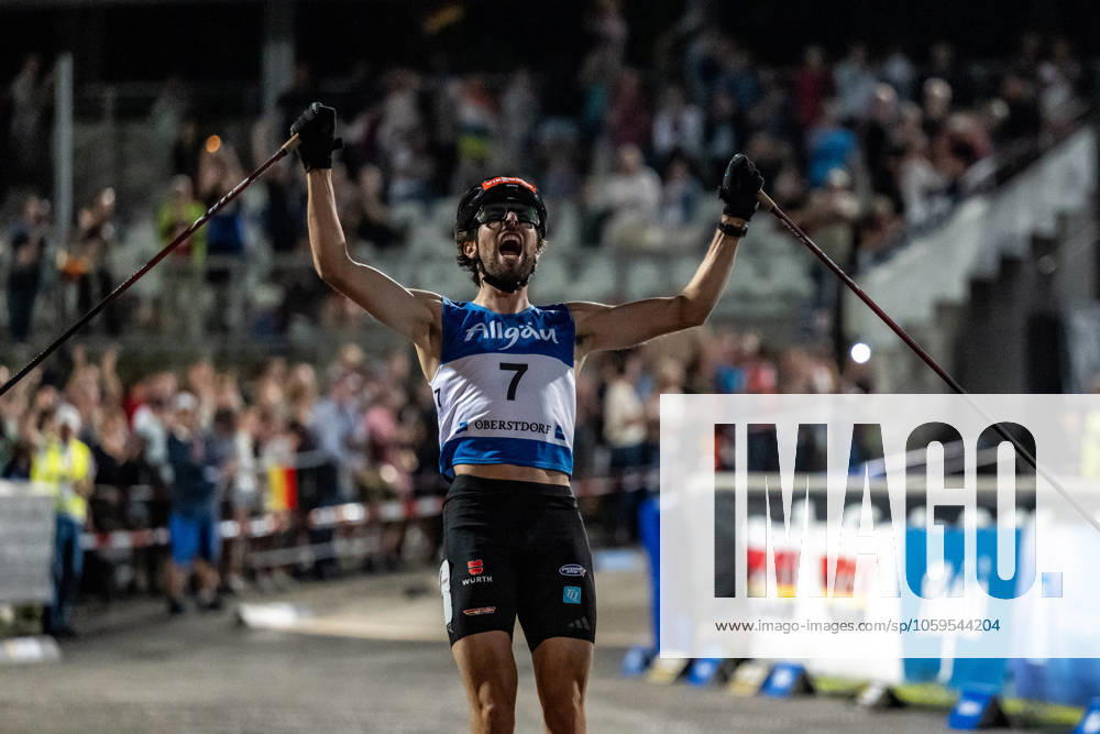 OBERSTDORF, DEUTSCHLAND: FIS Sommer Grand Prix Nordische Kombination - Night Race - Compact Large Hill 7,5km am 28.08.2024 in der Orlen Arena in Oberstdorf. Johannes Rydzek aus Deutschland jubelt im Ziel. Bayern