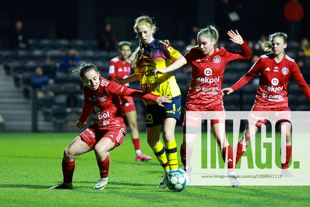 MECZ EKSTRALIGI KOBIET W PILCE NOZNEJ -- WOMENS EKSTRALIGA MATCH POGON SZCZECIN - POGON TCZEW NZ MALGORZATA KORDA, LENA SWIRSKA, JULIA DROZAK FOT. KRZYSZTOF CICHOMSKI NEWSPIX.PL --- newspix.pl