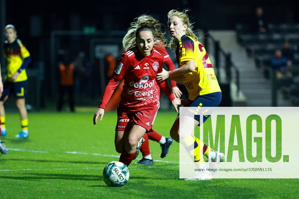 MECZ EKSTRALIGI KOBIET W PILCE NOZNEJ -- WOMENS EKSTRALIGA MATCH POGON SZCZECIN - POGON TCZEW NZ MALGORZATA KORDA, LENA SWIRSKA FOT. KRZYSZTOF CICHOMSKI NEWSPIX.PL --- newspix.pl