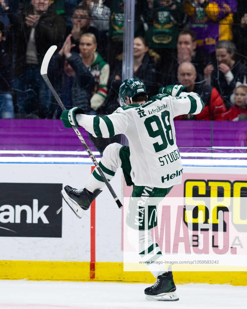Färjestads Marian Studenic jublar efter 3-4 under ishockeymatchen i SHL mellan Frölunda och Färjestad den 6 mars 2025 i Göteborg.