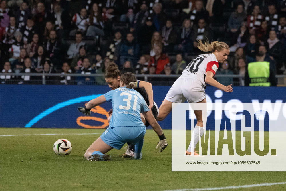 Fussball Google Pixel Frauen-Bundesliga, Eintracht Frankfurt - SGS Essen v.l. Laura Freigang ( 10 Eintracht Frankfurt Frauen) scheitert im 1 gegen 1 an Kim Sindermann ( 31 SGS Essen). Jacqueline Meißner ( 16 SGS Essen) verteidigt mit. Frankfurt am Main