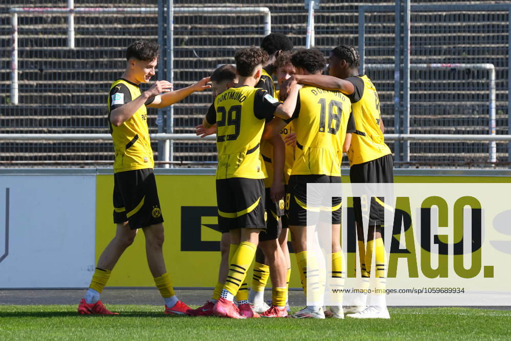 Saison 2024 2025 6. Spieltag U19 DFB Nachwuchsliga Hauptrunde Liga A Gruppe D im Stadion Rote Erde, Dortmund, Germany. BV Borussia Dortmund U19 - RB Leipzig U19. Torjubel nach dem 2:1 durch Nick Cherny (BVB).