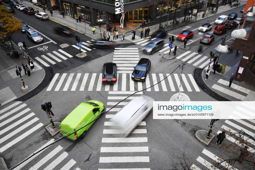 A diagonal pedestrian crossing at Master Samuelsgatan and Regeringsgatan ni Stockholm, Sweden A pedestrian scramble, also known as scramble intersection, X Crossing UK or diagonal crossing US , is a type of traffic signal movement that temporarily stops all vehicular traffic, thereby allowing pedestrians to cross an inters