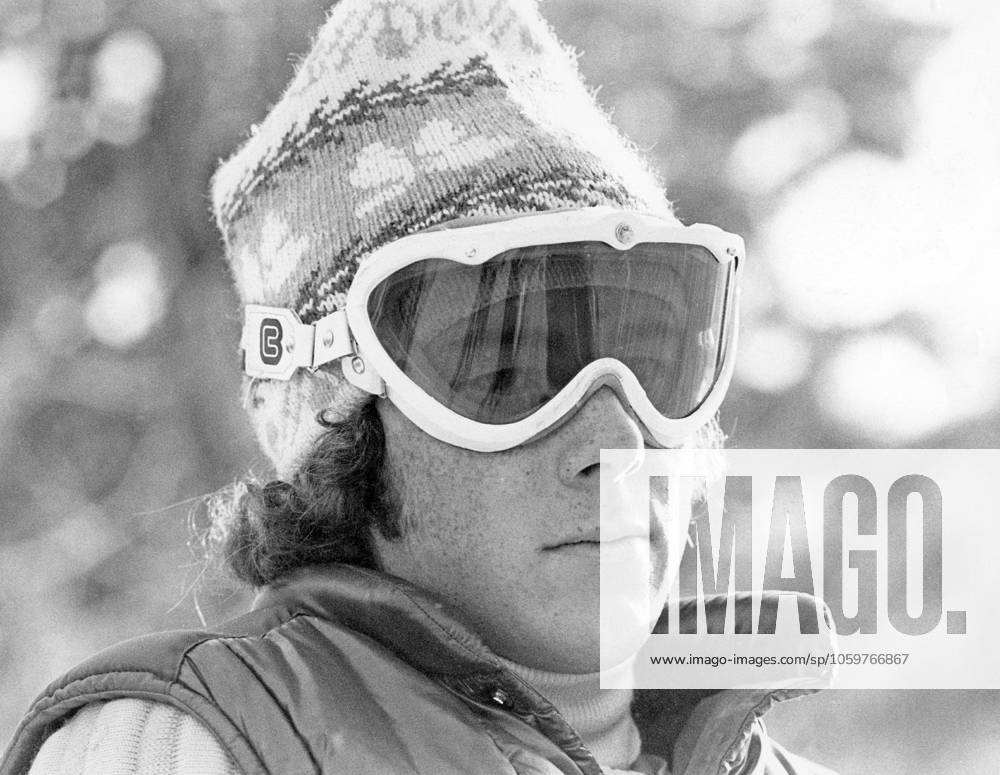 Ingemar Stenmark, geboren am 18. März 1956, ist ein ehemaliger schwedischer alpiner Skirennläufer im Weltcup. Er gilt als einer der bedeutendsten schwedischen Sportler aller Zeiten und als der größte Slalom und Riesenslalomspezialist aller Zeiten. 1975 Ingemar Stenmark born 18 March 1956 is a Swedish former World Cup alpine ski racer. He is regarded as one of the most prominent Swedish athletes ever, and as the greatest slalom and giant slalom specialist of all time. 1975