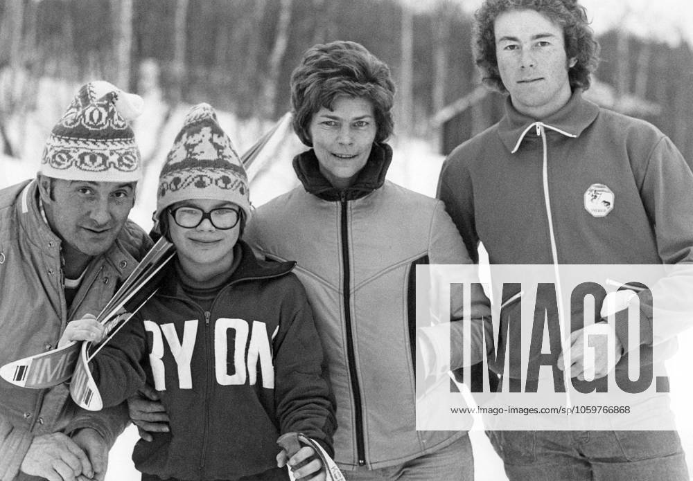 Ingemar Stenmark, geboren am 18. März 1956, ist ein ehemaliger schwedischer alpiner Skirennläufer im Weltcup. Er gilt als einer der bedeutendsten schwedischen Sportler aller Zeiten und als der größte Slalom und Riesenslalomspezialist aller Zeiten. 1979 während eines Weltcup Wettbewerbs. Bild mit seinem Vater Erik, seiner Mutter Gunborg und seinem kleinen Bruder Jan vor ihrem Haus am Slalomvägen in Tärnaby, aufgenommen 1975 zu Beginn von Ingemars Karriere Ingemar Stenmark born 18 March 1956 is a Swedish former World Cup alpine ski racer. He is regarded as one of the most prominent Swedish athletes ever, and as the greatest slalom and giant slalom specialist of all time. 1979 during a world cup competition. Picture with his father Erik, m