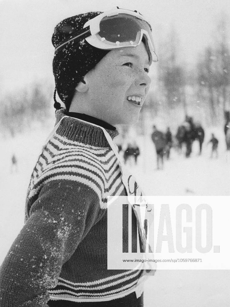 Ingemar Stenmark, geboren am 18. März 1956, ist ein ehemaliger schwedischer alpiner Skirennläufer im Weltcup. Er gilt als einer der bedeutendsten schwedischen Sportler aller Zeiten und als der größte Slalom und Riesenslalomspezialist aller Zeiten. 1979 während eines Weltcup Wettbewerbs. Das Bild links zeigt ihn in den 1960er Jahren als jungen Mann Ingemar Stenmark born 18 March 1956 is a Swedish former World Cup alpine ski racer. He is regarded as one of the most prominent Swedish athletes ever, and as the greatest slalom and giant slalom specialist of all time. 1979 during a world cup competition. Pictured to the left in the 1960s as a young boy