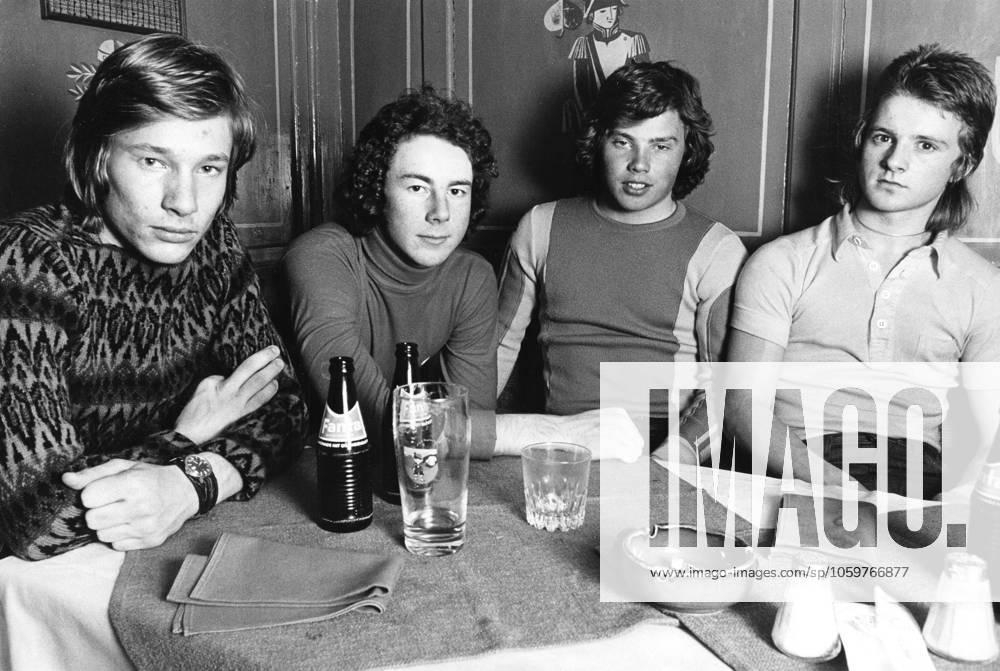 Ingemar Stenmark, geboren am 18. März 1956, ist ein ehemaliger schwedischer alpiner Skirennläufer im Weltcup. Er gilt als einer der bedeutendsten schwedischen Sportler aller Zeiten und als der größte Slalom und Riesenslalomspezialist aller Zeiten. Stenmark rechts mit Torsten Jakobsson und Stig Strand in Oberstaufen Deutschland Ingemar Stenmark born 18 March 1956 is a Swedish former World Cup alpine ski racer. He is regarded as one of the most prominent Swedish athletes ever, and as the greatest slalom and giant slalom specialist of all time. Stenmark on the right with Torsten Jakobsson and Stig Strand in Oberstaufen Germany