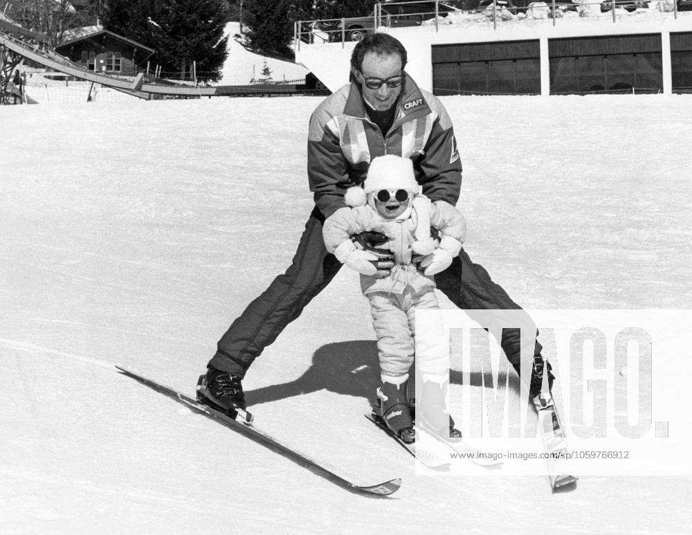Ingemar Stenmark, geboren am 18. März 1956, ist ein ehemaliger schwedischer alpiner Skirennläufer im Weltcup. Er gilt als einer der bedeutendsten schwedischen Sportler aller Zeiten und als der größte Slalom und Riesenslalomspezialist aller Zeiten. Stenmark mit seiner Tochter Nathalie 1987 Ingemar Stenmark born 18 March 1956 is a Swedish former World Cup alpine ski racer. He is regarded as one of the most prominent Swedish athletes ever, and as the greatest slalom and giant slalom specialist of all time. Stenmark with his daughter Nathalie 1987