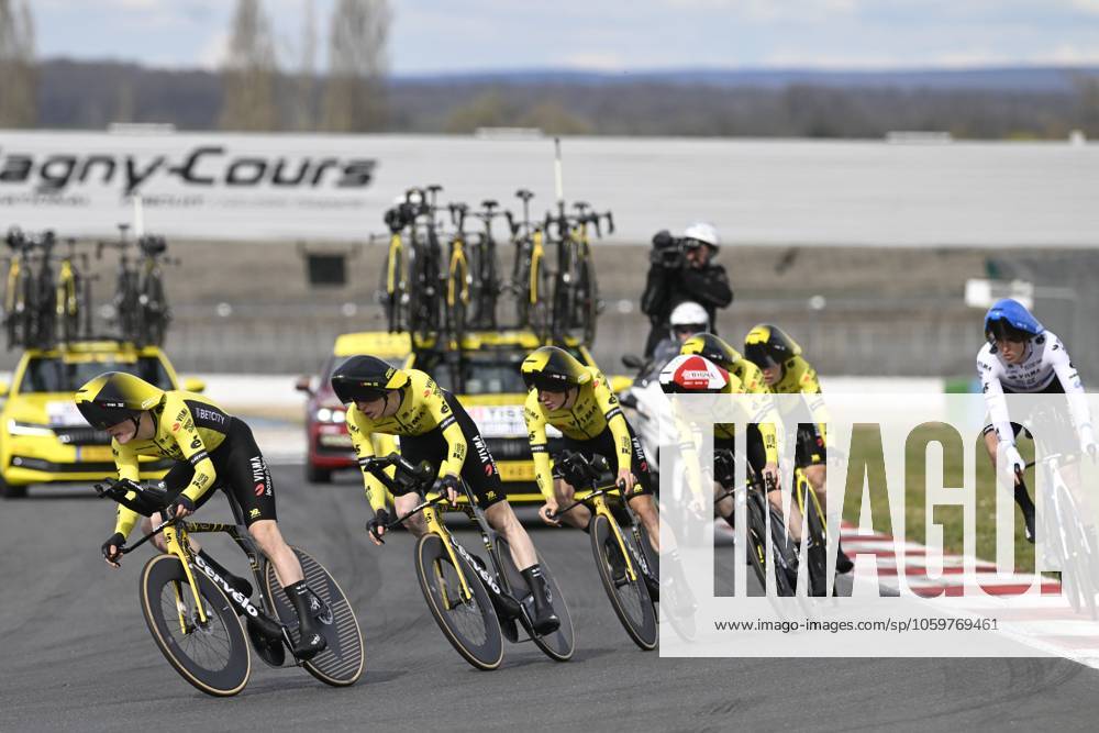 Paris - Nice 2025 - stage 3 NEVERS, FRANCE - MARCH 11 : team Visma Lease a Bike during stage 3 of the 83th edition of the Paris - Nice cycling race, a team time-trail stage of 28,4km with start on the Circuit Magny-Cours and finish in Nevers on March 11, 2025 in Nevers, France, 11 03 2025 ( Motordriver Kenny Verfaillie - Nevers France