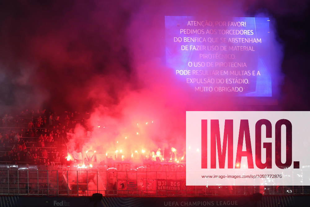 Barcelona 11. March 2025 Uefa Champions League phase 2024 25 Round of 16 FC Barcelona, Barca - S.L.Benfica v.l., S.L.Benfica Fans,Stimmung, Schals, Trikots, Emotionen, Pyrotechnik, Pyro, Rauch, Feuer, Randale, Bengalos, Rauchbomben, pirotecnica, fumo, fuoco, Wunderkerzen