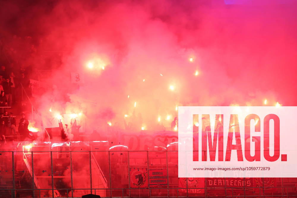 Barcelona 11. March 2025 Uefa Champions League phase 2024 25 Round of 16 FC Barcelona, Barca - S.L.Benfica v.l., S.L.Benfica Fans,Stimmung, Schals, Trikots, Emotionen, Pyrotechnik, Pyro, Rauch, Feuer, Randale, Bengalos, Rauchbomben, pirotecnica, fumo, fuoco, Wunderkerzen