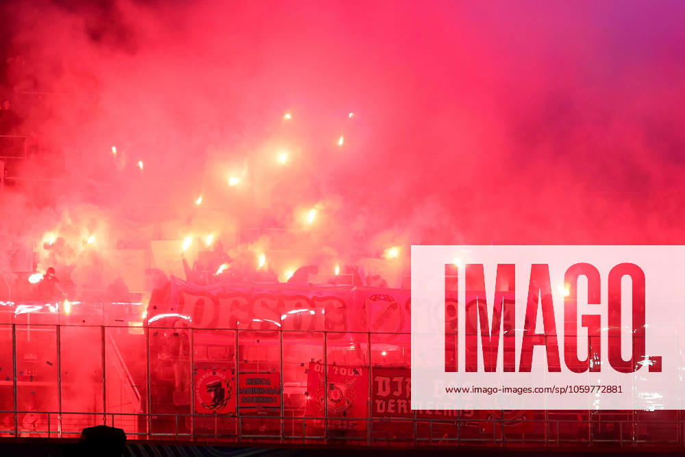 Barcelona 11. March 2025 Uefa Champions League phase 2024 25 Round of 16 FC Barcelona, Barca - S.L.Benfica v.l., S.L.Benfica Fans,Stimmung, Schals, Trikots, Emotionen, Pyrotechnik, Pyro, Rauch, Feuer, Randale, Bengalos, Rauchbomben, pirotecnica, fumo, fuoco, Wunderkerzen