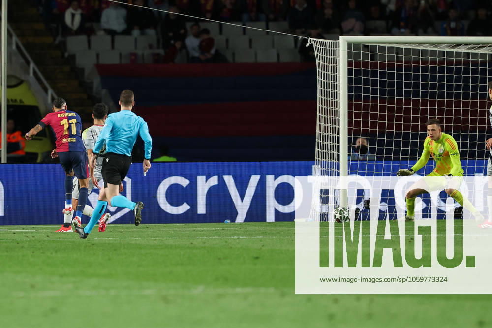 Barcelona 11. March 2025 Uefa Champions League phase 2024 25 Round of 16 FC Barcelona, Barca - S.L.Benfica v.l., Raphinha (FC Barcelona) schiesst das Tor zum 3:1, Torwart Anatoliy Trubin (S.L.Benfica)