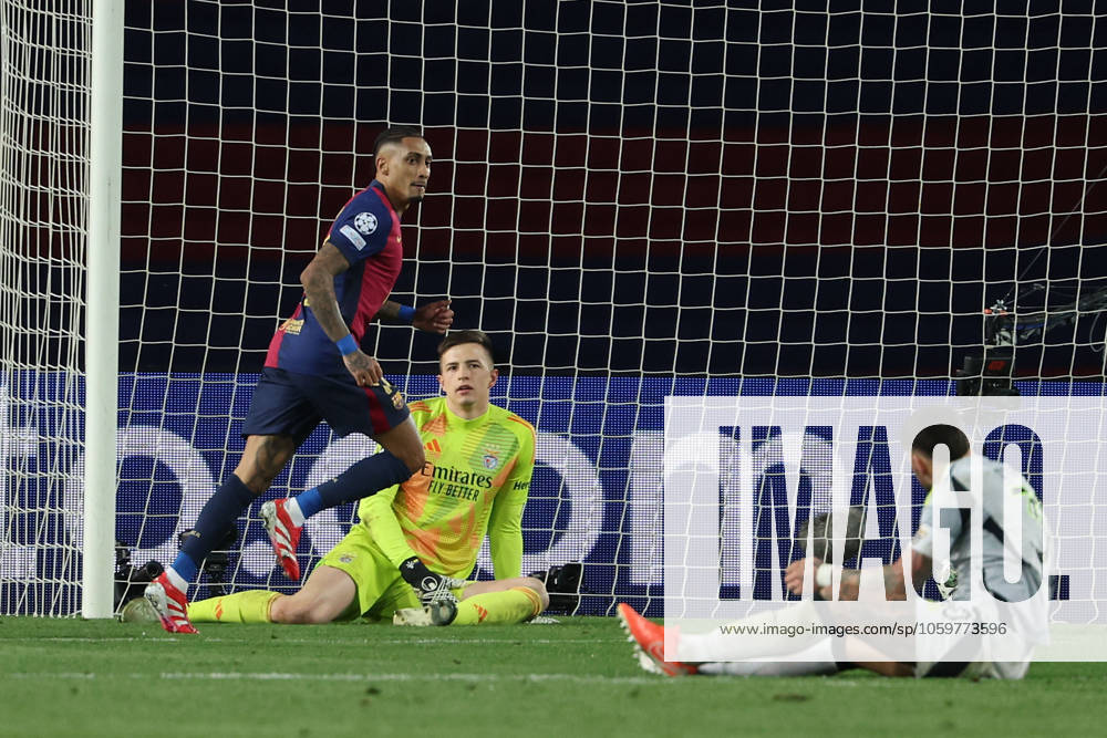 Barcelona 11. March 2025 Uefa Champions League phase 2024 25 Round of 16 FC Barcelona, Barca - S.L.Benfica v.l., Raphinha (FC Barcelona) Torjubel, Goal celebration, celebrate the goal, Torwart Anatoliy Trubin (S.L.Benfica) enttaeuscht, enttaeuscht schauend, dissapointed, traurig, frustiert, frust, gefrustet, Nicolas Otamendi (S.L.Benfica) am Boden