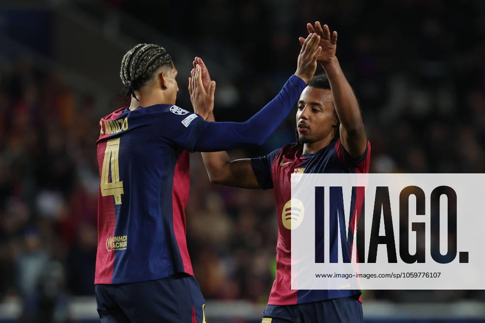 Barcelona 11. March 2025 Uefa Champions League phase 2024 25 Round of 16 FC Barcelona, Barca - S.L.Benfica v.l., Ronald Araujo (FC Barcelona), Jules Kounde (FC Barcelona) klaschen sich ab nach Spielend, jubeln