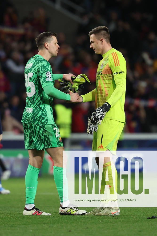Barcelona 11. March 2025 Uefa Champions League phase 2024 25 Round of 16 FC Barcelona, Barca - S.L.Benfica v.l., Torwart Wojciech Szczesny (FC Barcelona) und Torwart Anatoliy Trubin (S.L.Benfica) klatschen sich ab