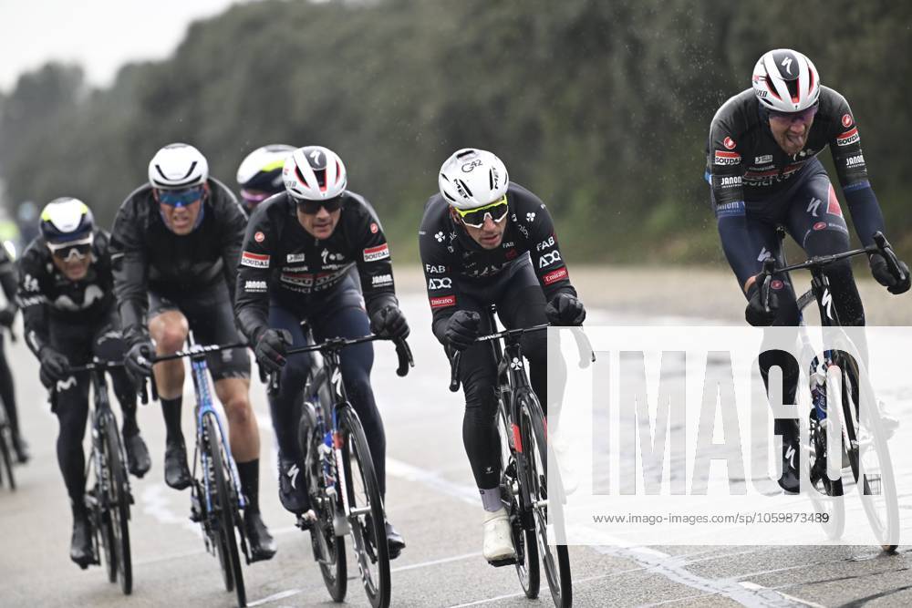 Paris - Nice 2025 - stage 6 BERRE L ETANG, FRANCE - MARCH 14 : Oliveira Ivo (POR) of Uae Team Emirates - Xrg leading the pursuit group during stage 6 of the 83th edition of the Paris - Nice cycling race, a stage of 209,8km with start in Saint-Julien-en-Saint-Alban and finish in Berre L Etang on March 14, 2025 in Berre L Etang, France, 14 03 2025 ( Motordriver Kenny Verfaillie - Berre L Etang France