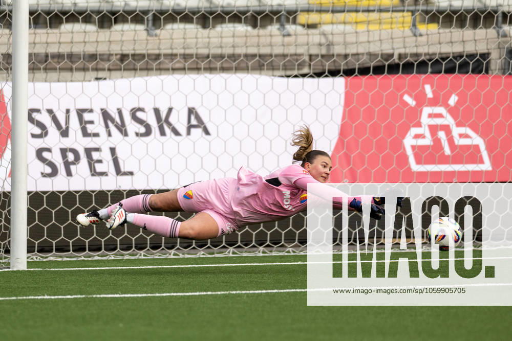 Djurgardens malvakt Anna Aurora Koivunen under fotbollsmatchen i Svenska Cupen mellan Häcken och Djurgarden den 15 mars 2025 i Göteborg.