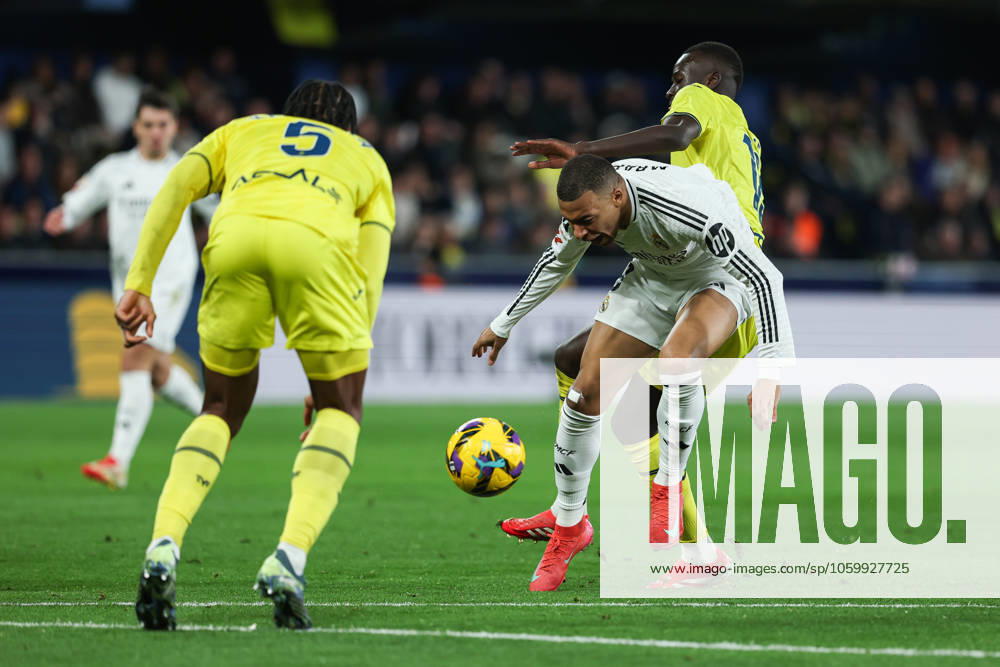 Kylian Mbappe of Real Madrid and Pape Gueye of Villarreal in action during the Spanish league, LaLiga EA Sports, football match played between Villarreal CF and Real Madrid CF at La Ceramica stadium on March 15, 2025, in Villarreal, Spain. Villarreal SPAIN - ZUMAa181 20250315_zaa_a181_131