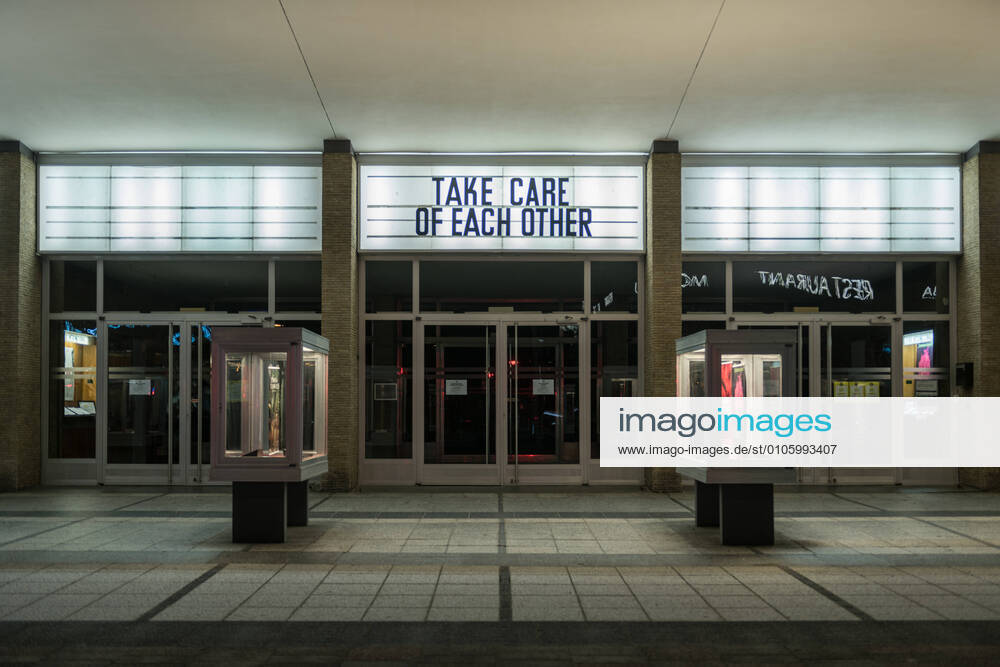 Der Schriftzug Take care of each other steht an der Fassade des Kino International in Berlin Mitte. Foto: bildgehege Geschlossenes Kino