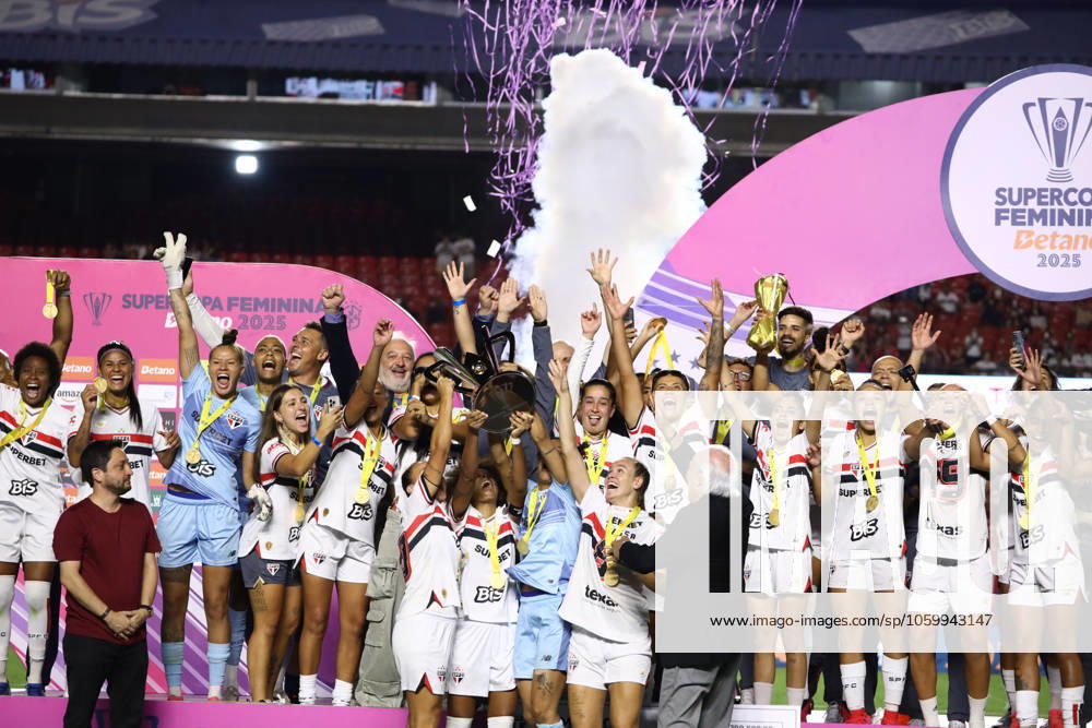 Sao Paulo and Corinthians in the Women s Super Cup final Sao Paulo players celebrate winning the Women s Super Cup after defeating Corinthians on penalties at Morumbis Stadium, in the south of Sao Paulo, this Saturday, 03 15 2025 SoO PAULO SoO PAULO Brazil